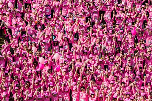 Estée Lauder Companies снова привлекают внимание к проблеме рака груди