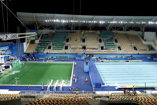 Позеленевший бассейн в Рио