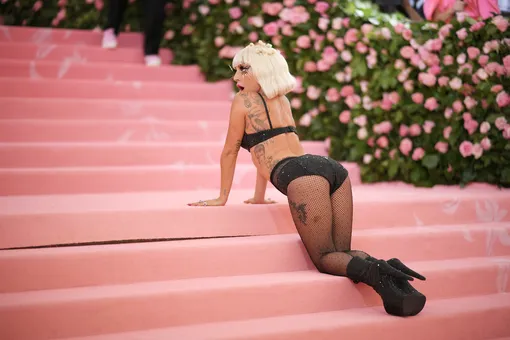 Ресницы из листового золота и тысячи мемов: как Леди Гага появилась на Met Gala