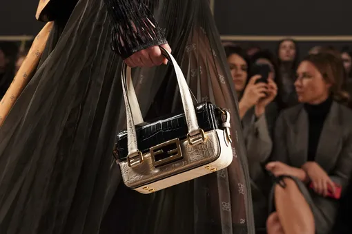 Где купить недорогую альтернативу самой модной сумки сезона от Fendi