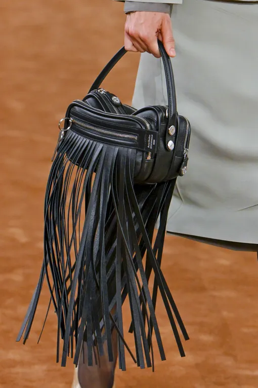 Acne Studios, весна-лето 2026 сумки с бахромой
