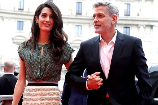 Амаль Клуни в сверкающем топе поддержала мужа на премьере сериала