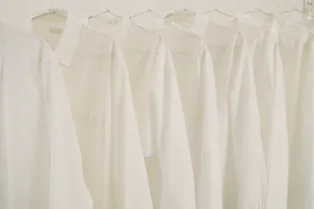 Чистый лист: коллекция базовых белых рубашек COS
