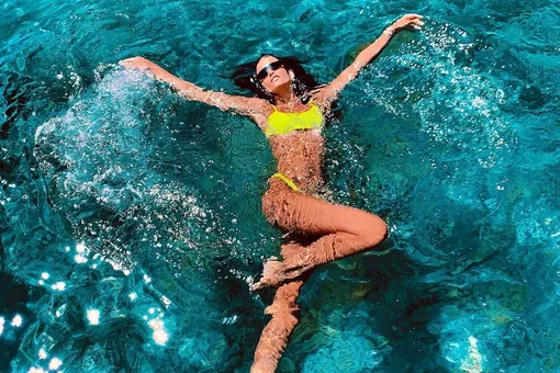 Изабель Гулар в неоновом бикини элегантно позировала под водой