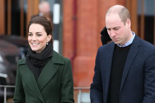 Кейт Миддлтон и принц Уильям продемонстрировали нежность, покидая дворец Кейт Миддлтон и принц Уильям продемонстрировали нежность, покидая дворец