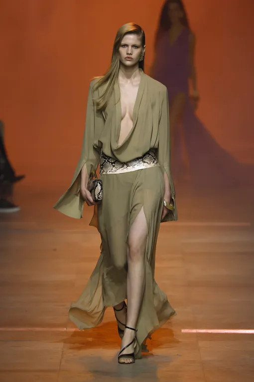 платье с глубоким вырезом