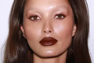 Макияж в стиле вамп-романтика — главный тренд 2026-го, и вот как его повторить