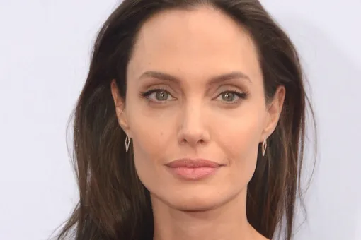 Анджелина Джоли вместе с близнецами устроили морскую прогулку в Испании
