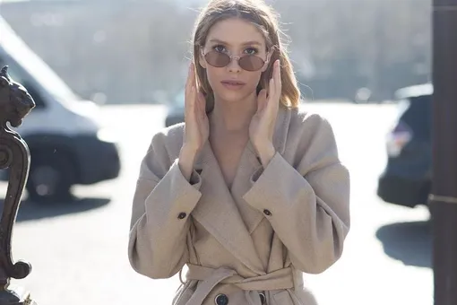 Лена Перминова прогулялась по Парижу в сафари-плаще и очках Max Mara