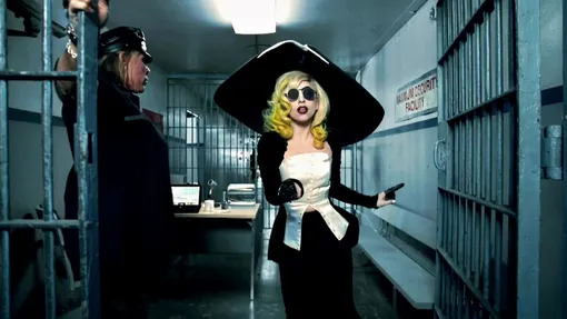 Леди Гага в платье Тьерри Мюглера в клипе на песню Telephone