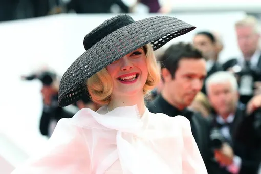 Эль Фаннинг в наряде Dior и соломенной шляпе погуляла в Каннах