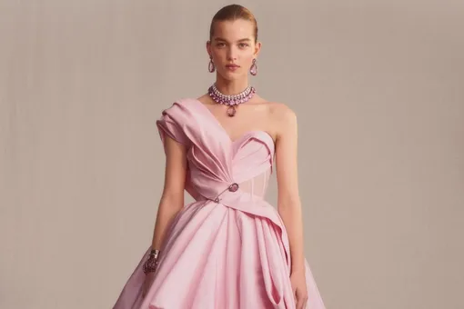 Сестры Бронте, хрустальные люстры и роза севера: Alexander McQueen Pre-Fall 2019