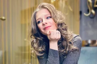 «Сама нежность»: Лиза Арзамасова снялась на берегу моря, но все смотрели только на ее декольте