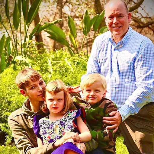 Князь Альбер и княгиня Шарлен с детьми