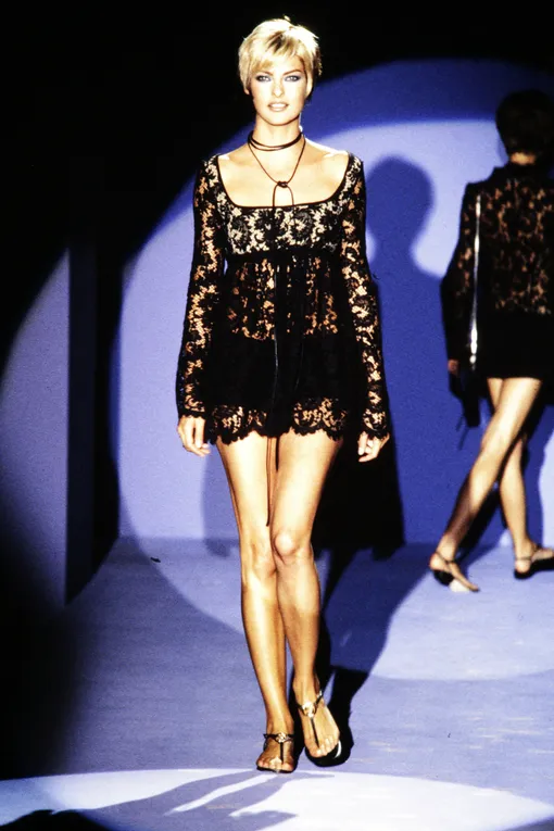 Линда Евангелиста на показе Gucci в 1996 году