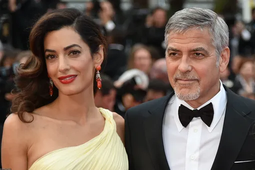 Амаль и Джордж Клуни впервые появились с новорожденными детьми на публике