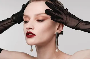 Любимый цвет Огненной лошади — красный, и вот 5 идей новогоднего макияжа в этом оттенке, которые принесут удачу