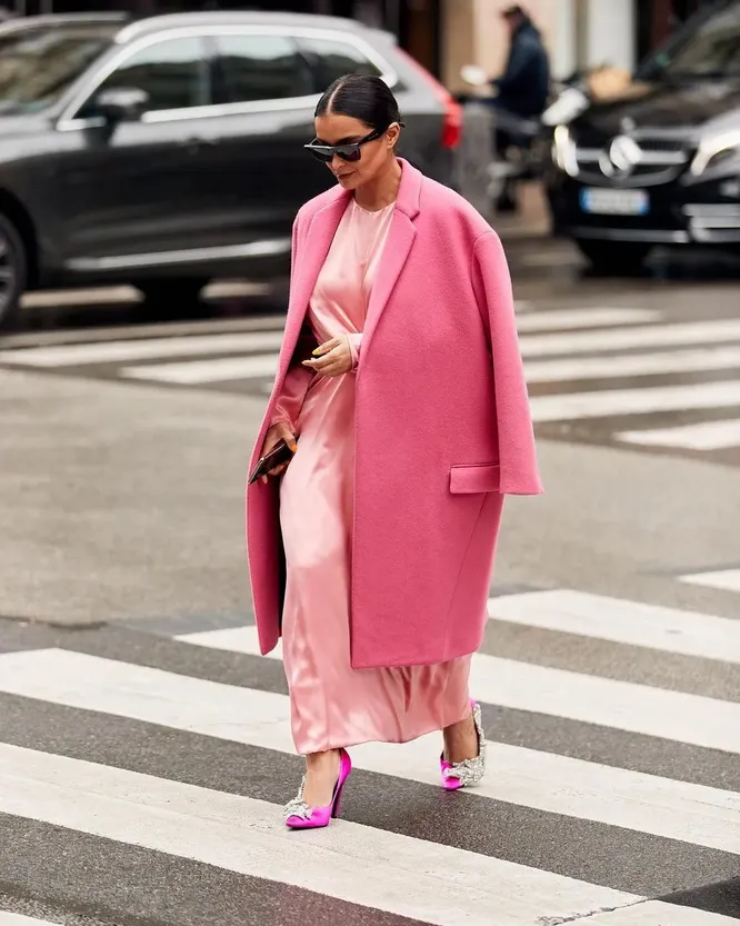 Модное розовое пальто