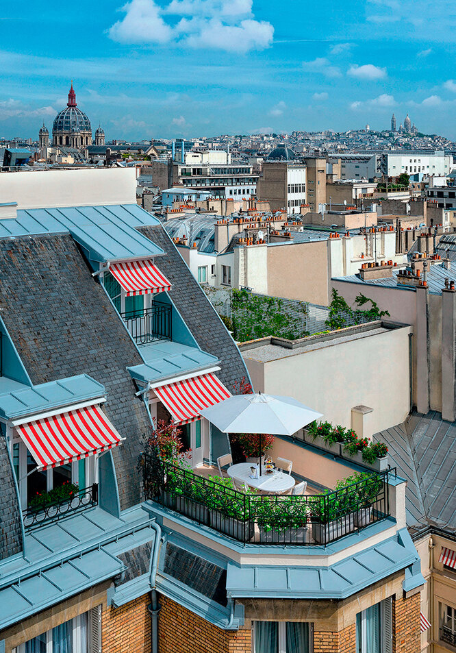 Семейный завтрак с видом на парижские крыши — отличное начало дня