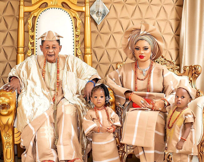 Король Ойо со своей супругой и детьми