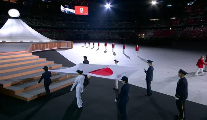 Первыми на сцену вышли спортсмены из Японии