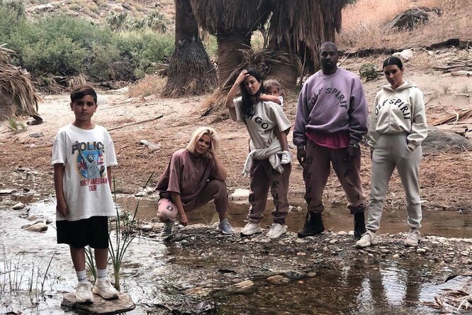 Ким Кардашьян позировала с мужем, сестрами и детьми в лесу Калифорнии