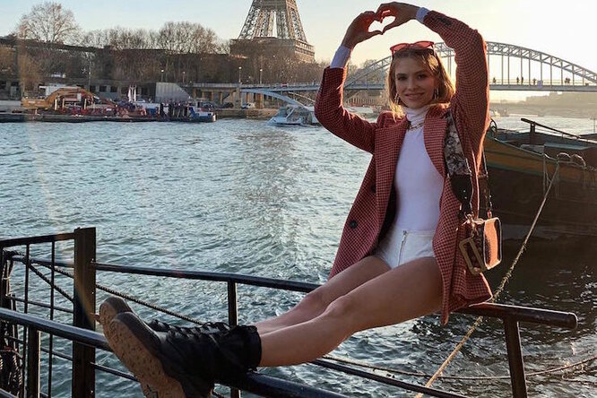 Лена Перминова в мини-шортах и пиджаке снялась на фоне Эйфейлевой башни