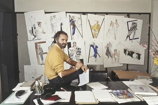Джанни Версаче в своей мастерской в 1980 году