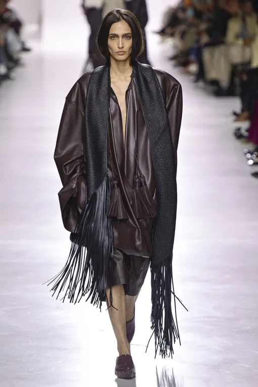 Bottega Veneta, весна-лето 2026 модные вещи с бахромой