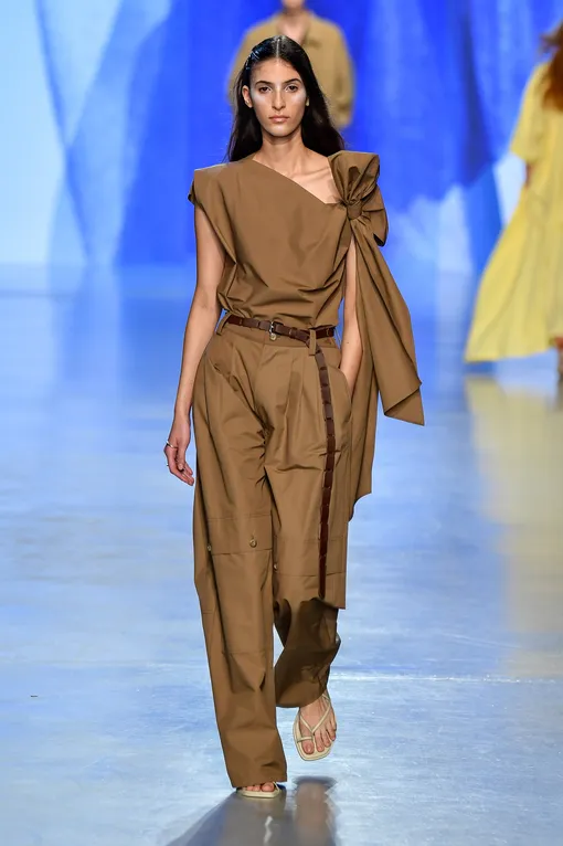 модные широкие брюки