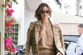 Можно ли носить мини в офис — отвечает Алессандра Амбросио Можно ли носить мини в офис — отвечает Алессандра Амбросио