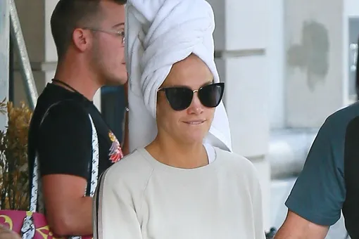 Дженнифер Лопес продемонстрировала total white look с полотенцем на голове