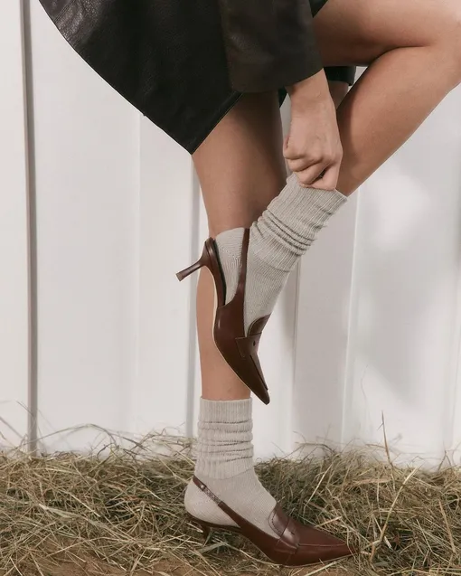 Носки из плотного материала можно комбинировать с любой обувью