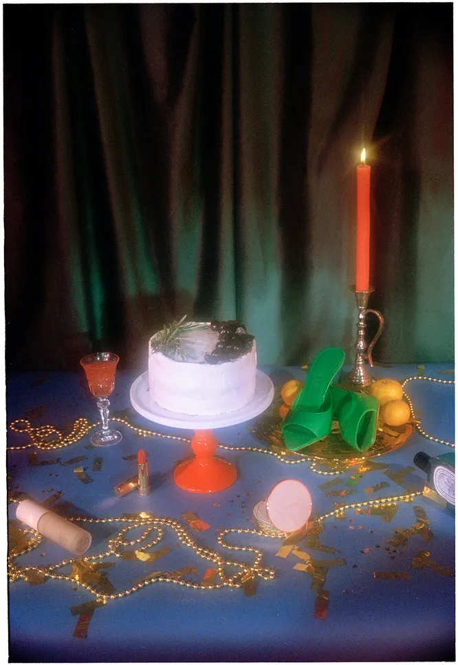 Блестящий сироп для коктейлей EGGSELLENT, тортовница Jansen (Depst), торт Injir, туфли Gia x Pernille Teisbaek, тарелка Seletti, свеча Depst, тональная основа, пудра и помада Gucci