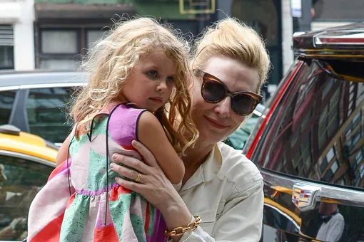 Кейт Бланшетт в белом комбинезоне показала четырехлетней дочери Манхэттен