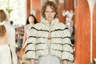 Банты, мех и цветочные принты: в 2026-м Louis Vuitton предлагают миксовать кокетливый стиль и бохо Банты, мех и цветочные принты: в 2026-м Louis Vuitton предлагают миксовать кокетливый стиль и бохо