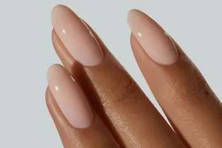 23 варианта нюдового маникюра, который можно сделать в декабре-2025