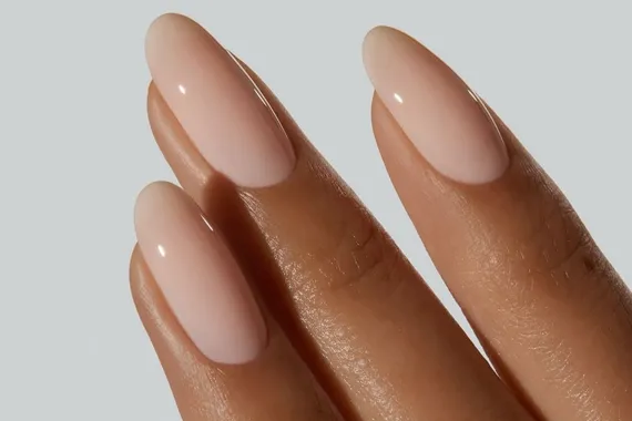 23 варианта нюдового маникюра, который можно сделать в декабре-2025
