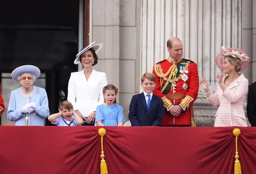 Елизавета II, принц Луи, Кейт Миддлтон, принцесса Шарлотта, принц Джордж, принц Уильям, графиня Уэссекская Софи