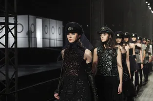 Карл Лагерфельд покорил Москву (снова!): на ВДНХ прошло шоу Chanel Métiers d'art Карл Лагерфельд покорил Москву (снова!): на ВДНХ прошло шоу Chanel Métiers d'art