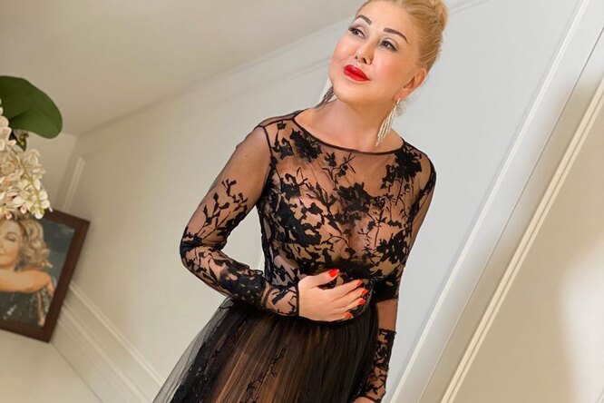65-летняя Любовь Успенская позировала в прозрачных платьях на домашней фотосессии