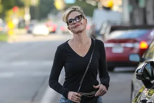 Можно ли носить рваные джинсы после 50 — отвечает Мелани Гриффит