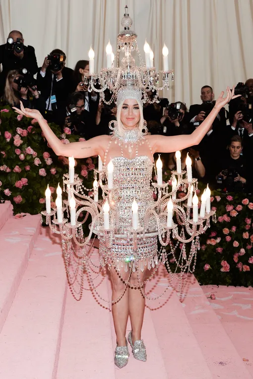 Кэти Перри на Met Gala в 2019 году Кэти Перри на Met Gala в 2019 году