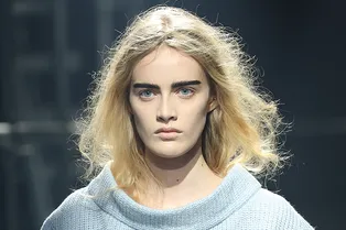 Messy hair — главный тренд предстоящего сезона. Ищите вдохновение в подиумных образах и новом трейлере «Эйфории»