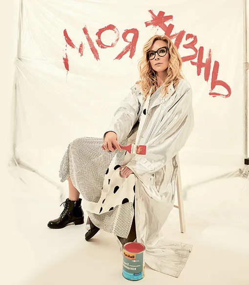 На Нике: платье из шелка и вискозы, Maison Margiela, ЦУМ; тренч из ацетата и полиэстера, кожаные ботинки – все Alexander Terekhov На Нике: платье из шелка и вискозы, Maison Margiela, ЦУМ; тренч из ацетата и полиэстера, кожаные ботинки – все Alexander Terekhov