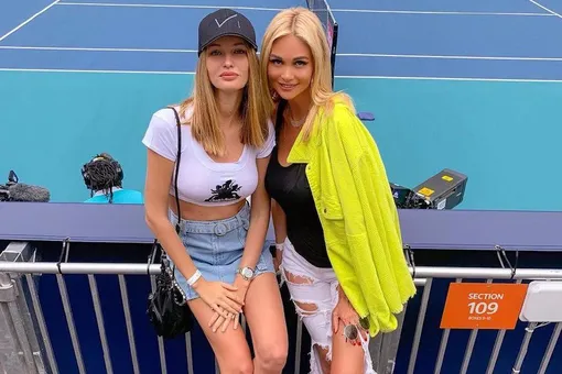Виктория Лопырева в неоновой куртке посмотрела теннисный матч в Майами