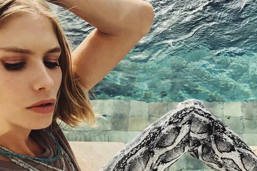 Елена Перминова в блестящем комбинезоне на показе Balmain Елена Перминова в блестящем комбинезоне на показе Balmain