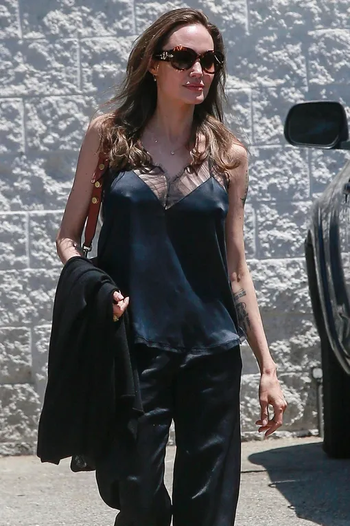 Анджелина Джоли в стильном образе