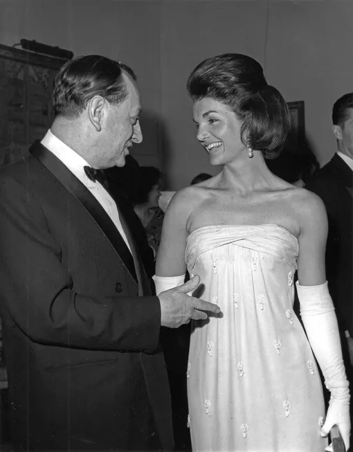 Жаклин Кеннеди в платье-бюстье, 1963 год