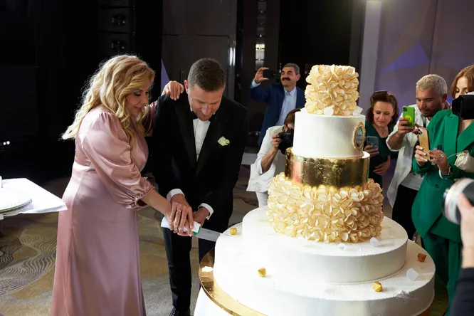 Надеемся, что Елена Малышева прокомментировала размер торта любимой фразой: 'Это норма!'